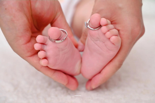 代怀包生男孩医院宝宝发烧手心比额头烫